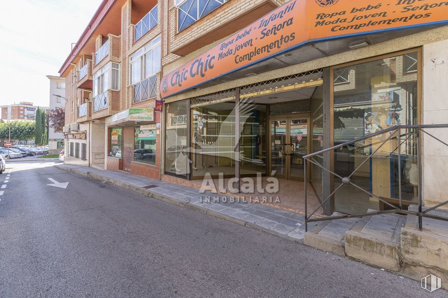 Retail for sale at Zona centro, Azuqueca de Henares, Guadalajara, 19200 with building, window, sky, wheel, road surface, door, facade, city, house and cloud around