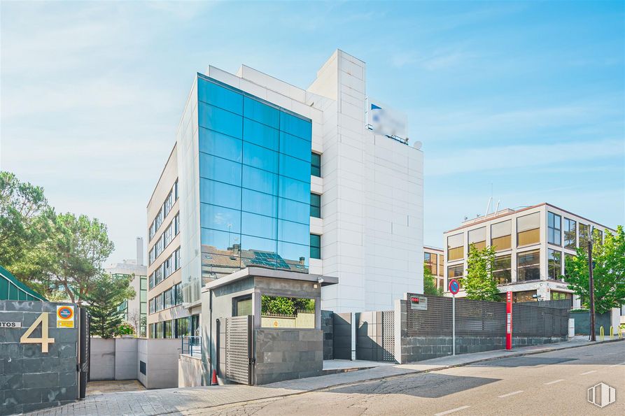 Oficina en alquiler y venta en Calle López Santos, 4, Las Rozas de Madrid, Madrid, 28230 con edificio, cielo, nube, superficie de la carretera, diseño urbano, bloque de pisos, árbol, asfalto, casa y condominio alrededor