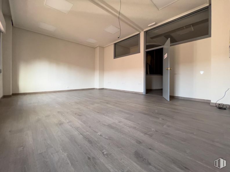 Oficina en alquiler y venta en Plaza Claudio Sánchez Albornoz, Ávila, 05001 con alumbrado, pasillo, madera, suelo, edificio, piso, accesorio, madera, suelos laminados y tinte para madera alrededor