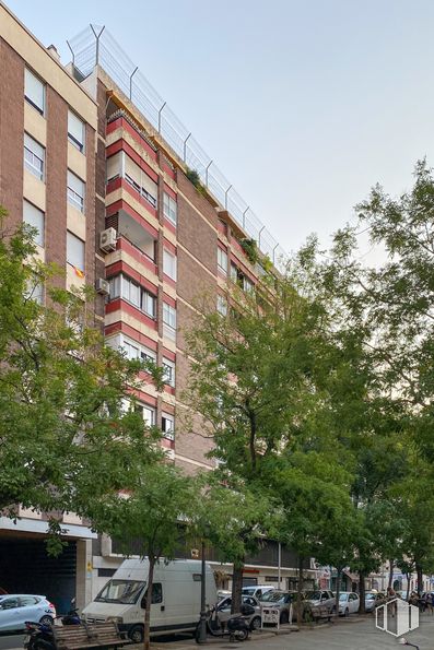 Oficina en alquiler y venta en Calle Alcalde Sáinz de Baranda, 35, Retiro, Madrid, 28009 con edificio, coche, camioneta, neumático, rueda, día, cielo, ventana, vehículo y árbol alrededor