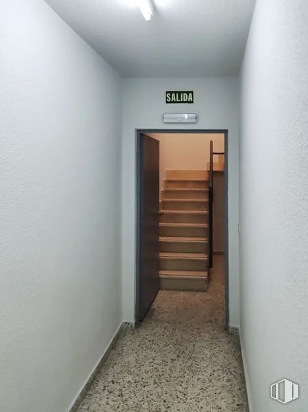 Local en alquiler en Plaza Blimea, 1, Rivas-Vaciamadrid, Madrid, 28529 con accesorio, puerta, madera, piso, pavimento, edificio, pintura, escaleras, techo y material compuesto alrededor