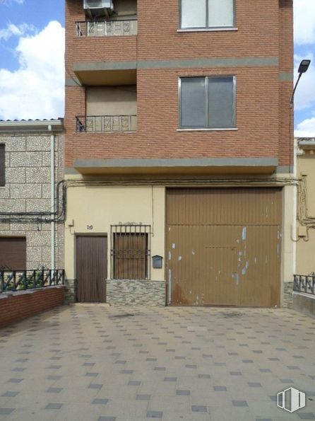 Local en venta en Casco antiguo, Quintanar del Rey, Cuenca, 16220 con ventana, puerta, edificio, nube, cielo, planta, superficie de la carretera, madera, asfalto y ladrillo alrededor