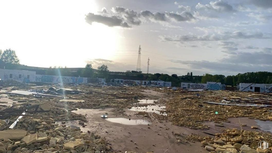 Land for sale at Calle Carpinteros, Yunquera de Henares, Guadalajara, 19210 with building, cloud, sky, water, land lot, pollution, wood, asphalt, tree and city around