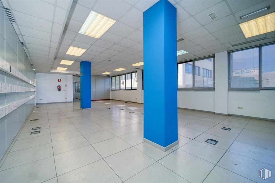 Oficina en alquiler y venta en Avenida Artesanos, 48, Tres Cantos, Madrid, 28760 con ventana, alumbrado, accesorio, edificio, hall, interiorismo, suelos, suelo, pared y propiedad material alrededor