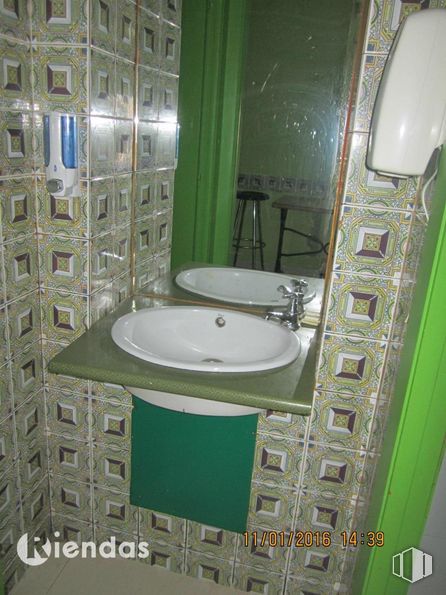 Retail for sale at Calle Tirso de Molina, Guadalajara, 19001 with sink, mirror, tap, plumbing fixture, bathroom sink, property, bathroom, purple, building and fluid around