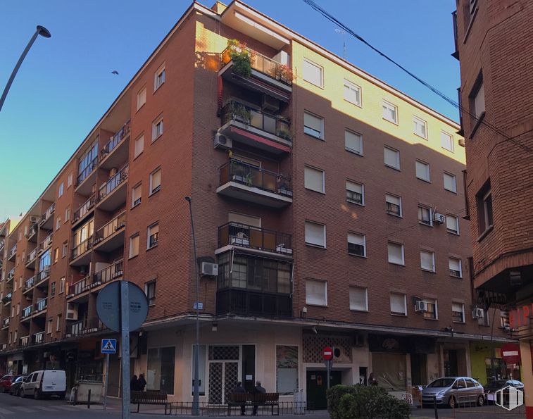 Retail for sale & for rent at Calle Joaquina Santander, 46, Talavera de la Reina, Toledo, 45600 with building, car, sky, property, window, street light, plant, tower block, urban design and condominium around