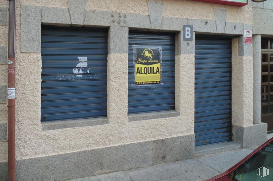 Retail for sale & for rent at Calle Independencia, 3, Ávila, 05005 with window, fixture, wood, facade, brick, font, composite material, tints and shades, concrete and road surface around