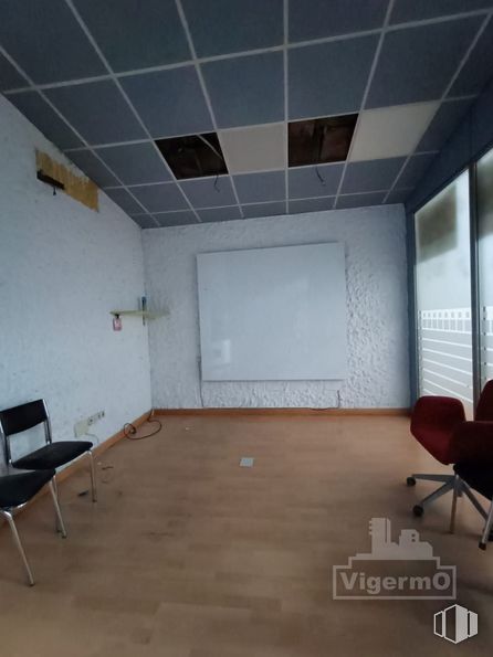 Oficina en alquiler en Calle Enmedio, Torrejón de Ardoz, Madrid, 28850 con silla, mueble, edificio, ventana, madera, suelo, suelos, hall, casa y sombra alrededor