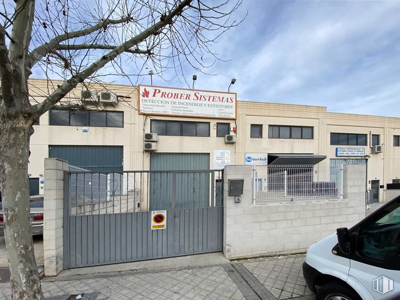 Nave en venta en Calle Juan de la Cierva, 13, Arroyomolinos, Madrid, 28939 con coche, edificio, luz de estacionamiento automotriz, cielo, nube, rueda, neumático, vehículo, planta y árbol alrededor