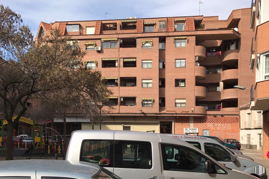 Retail for sale & for rent at Calle Gredos, Talavera de la Reina, Toledo, 45600 with building, car, sky, vehicle, window, motor vehicle, automotive exterior, mode of transport, tree and neighbourhood around