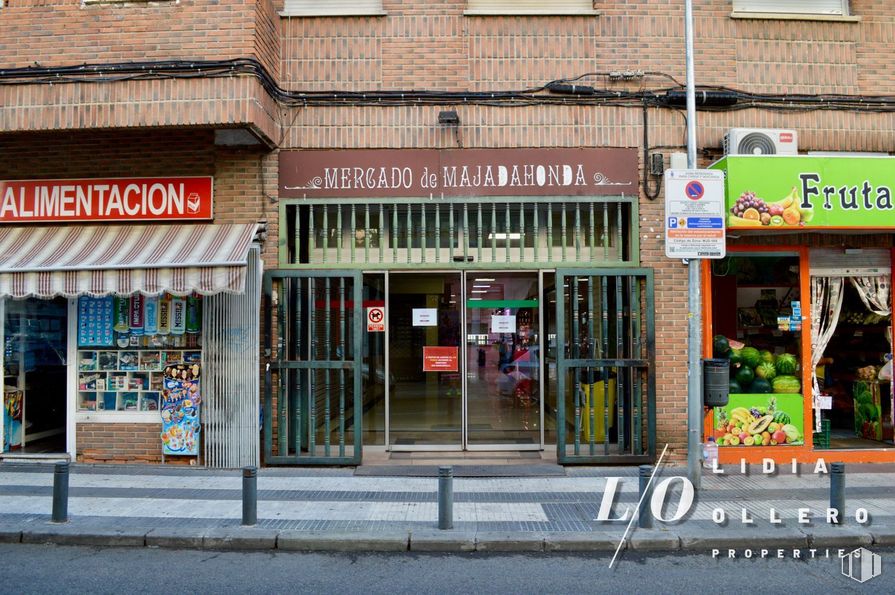 Retail for sale & for rent at Calle Hernán Cortés, Majadahonda, Madrid, 28220 with building, window, door, city, retail, facade, flowerpot, mixed-use, urban area and sidewalk around