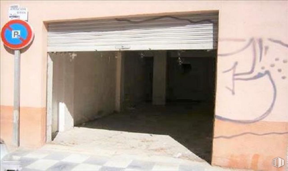 Local en alquiler en Calle Noheda, Cuenca, 16001 con señal de tráfico, sombra, accesorio, tintes y sombras, asfalto, material compuesto, superficie de la carretera, exterior automotriz, puerta y hormigón alrededor