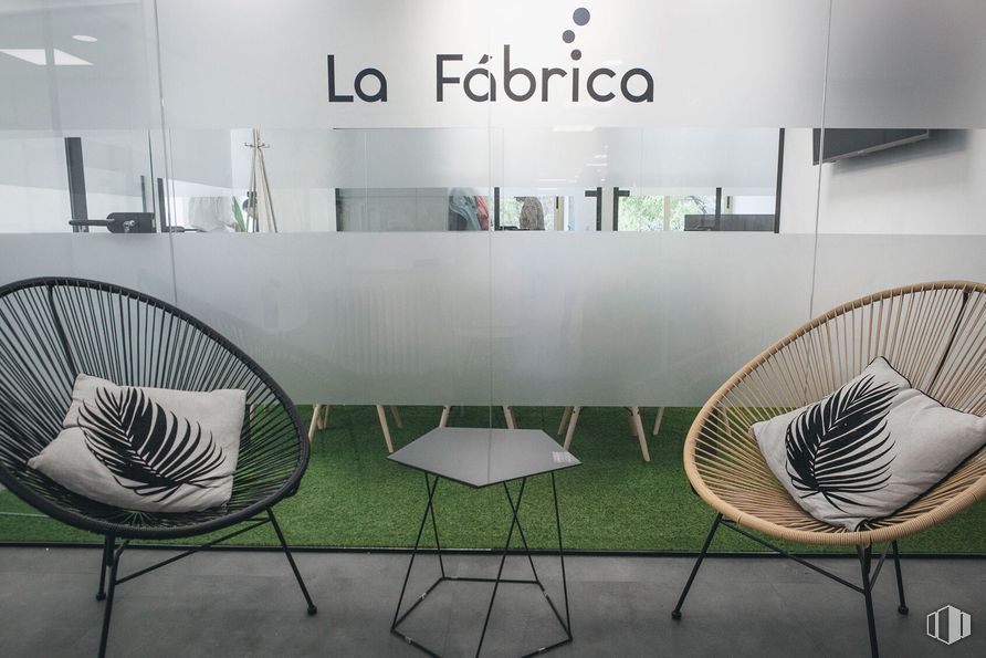 Oficina en alquiler en Avenida Brasil, 17, Tetuán, Madrid, 28020 con silla, taburete, mesa, mueble, blanco, luz, producto, alumbrado, diseño de interiores y diseño automotriz alrededor