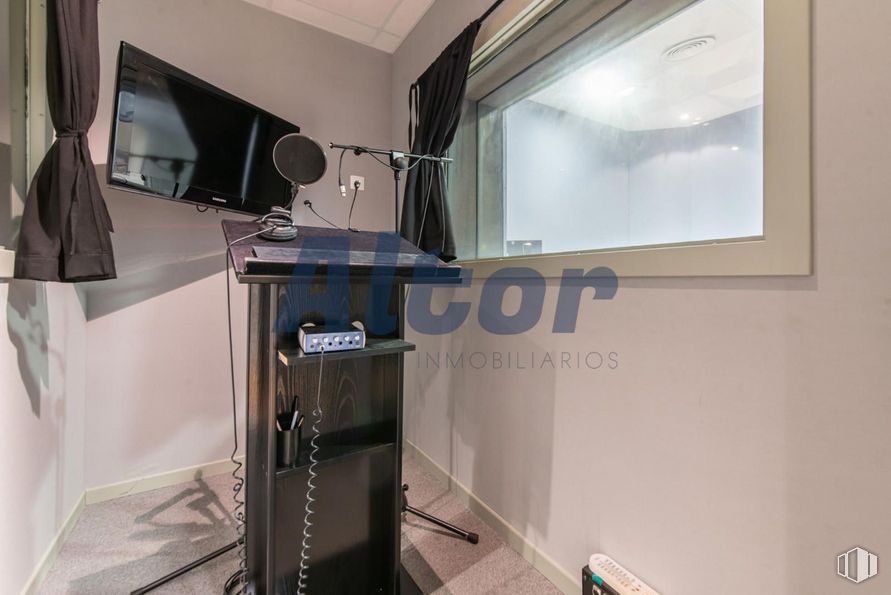 Local en venta en Avenida Pablo Iglesias, Moncloa - Aravaca, Madrid, 28039 con televisión, mueble, diseño automovilístico, suelo, electrodoméstico, edificio, suelos, equipo de audio, vidrio y máquina alrededor