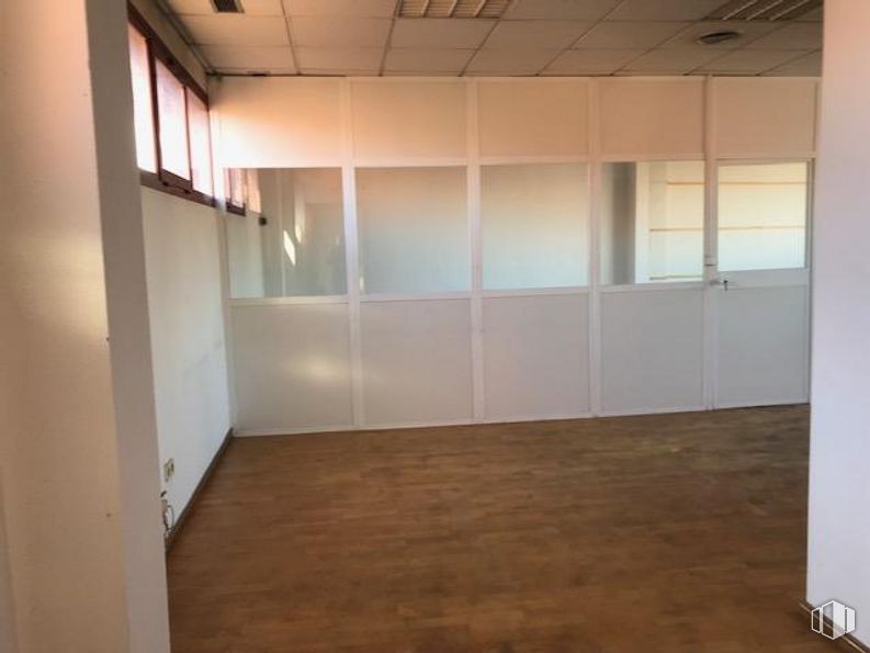 Office for sale at Zona Puente Alcocer, Villaverde, Madrid, 28041 with wardrobe, window, wood, interior design, floor, hall, flooring, shade, wood stain and hardwood around