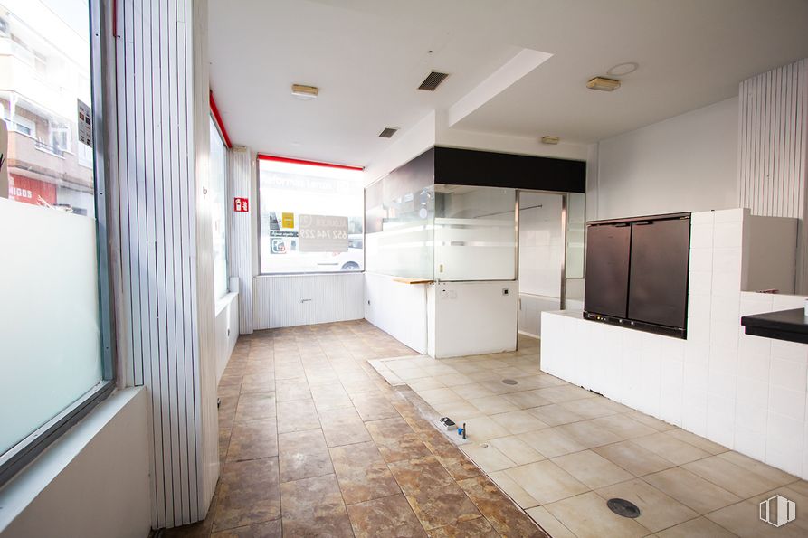 Retail for rent at Calle Monjitas, 5, Majadahonda, Madrid, 28220 with fixture, building, cabinetry, flooring, house, floor, hall, ceiling, door and hardwood around