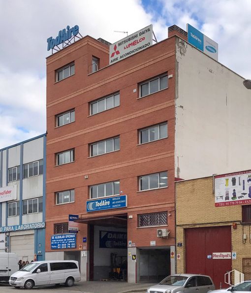 Oficina en alquiler en Calle Luis I, 11, Villa de Vallecas, Madrid, 28031 con camioneta, coche, edificio, ventana, neumático, rueda, luz de estacionamiento automotriz, cielo, vehículo terrestre y nube alrededor