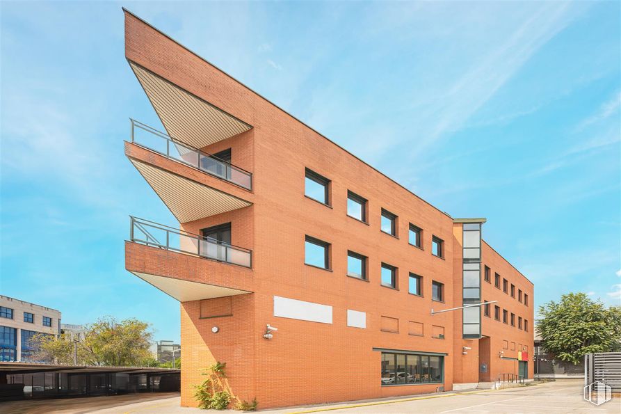 Oficina en alquiler y venta en Calle San Julián, 1, Alcobendas, Madrid, 28100 con edificio, cielo, propiedad, durante el día, nube, ventana, diseño urbano, ladrillo, madera y planta alrededor