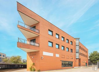 Office for sale & for rent at Calle San Julián, 1, Alcobendas, Madrid, 28100 with building, sky, property, daytime, cloud, window, urban design, brick, wood and plant around