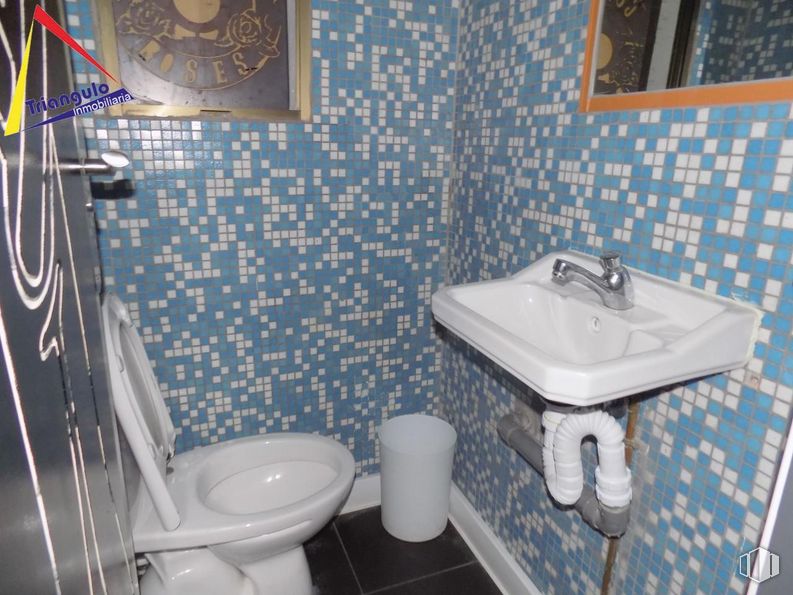 Local en alquiler y venta en Casco Antiguo, Segovia, 40001 con inodoro, fregadero, grifo, accesorio de fontanería, lavabo de baño, propiedad, fotografía, espejo, azul y blanco alrededor