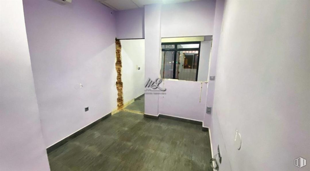 Retail for rent at Calle Duque Ahumada, Toledo, 45005 with fixture, building, flooring, floor, hall, wood, paint, ceiling, house and door around