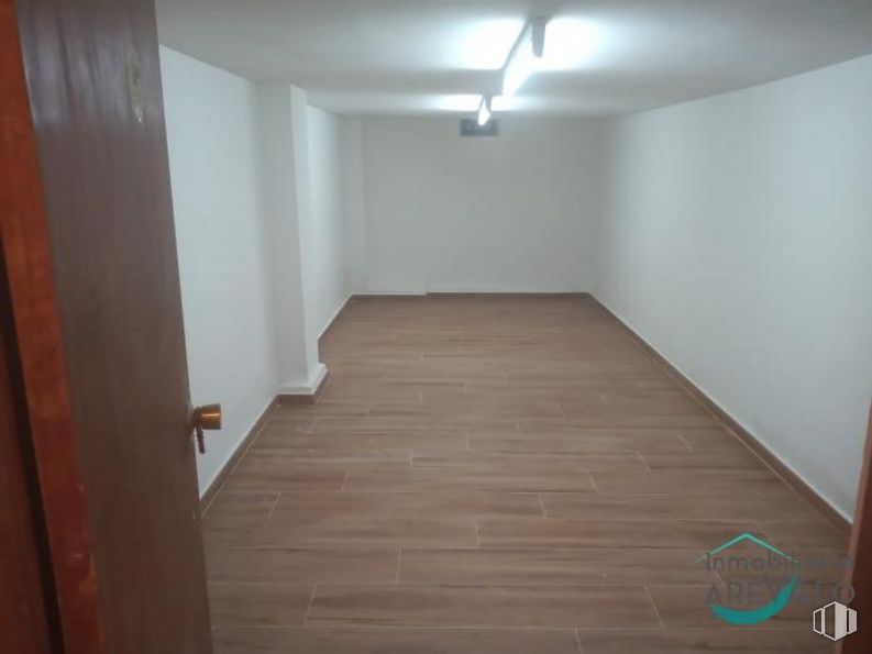 Local en alquiler y venta en Centro urbano, Arévalo, Ávila, 05200 con puerta, accesorio, edificio, madera, suelo, pintura, pared, suelos, tinte para madera y madera dura alrededor