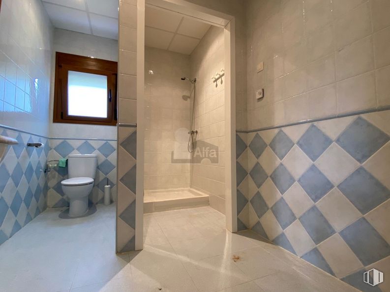 Retail for sale at Carretera Navacerrada, El Boalo, Madrid, 28413 with toilet, window, plumbing fixture, building, bathroom, tap, flooring, floor, house and door around