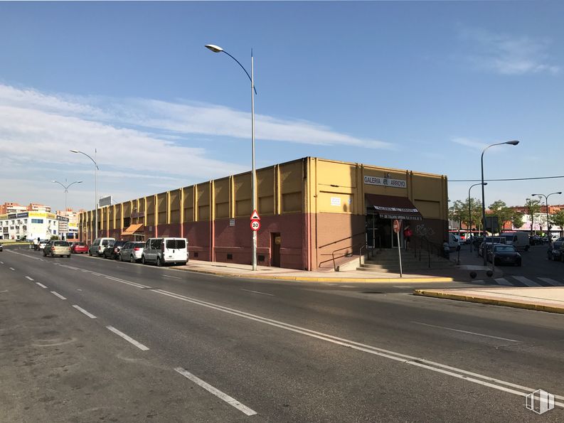 Local en venta en Calle Comunidad de Madrid, 1, Fuenlabrada, Madrid, 28944 con edificio, luz de la calle, coche, cielo, nube, vehículo, luz de estacionamiento automotriz, neumático, superficie de carretera y rueda alrededor