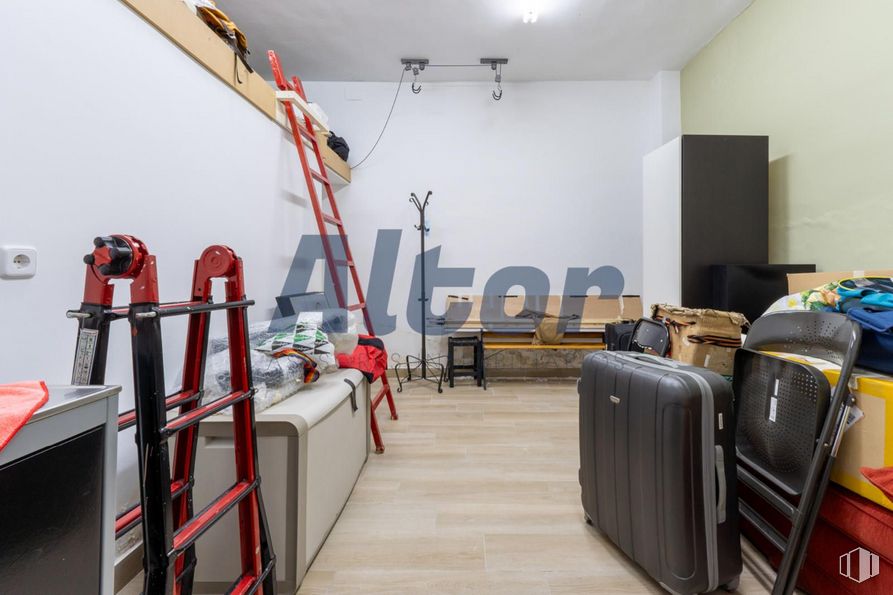 Local en venta en Calle Luis Ruiz, Ciudad Lineal, Madrid, 28017 con maleta, equipaje y bolsos, escalera, alumbrado, diseño automovilístico, interiorismo, suelo, suelos, gas y máquina alrededor