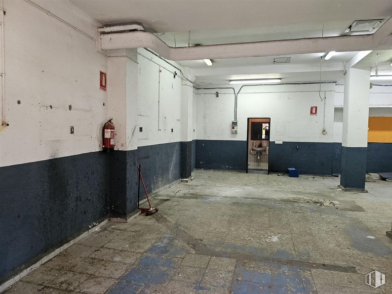 Local en alquiler y venta en Avenida Derechos Humanos, 2, Alcorcón, Madrid, 28914 con puerta, suelo, accesorio, suelos, gas, material compuesto, hormigón, ciudad, techo y arte alrededor