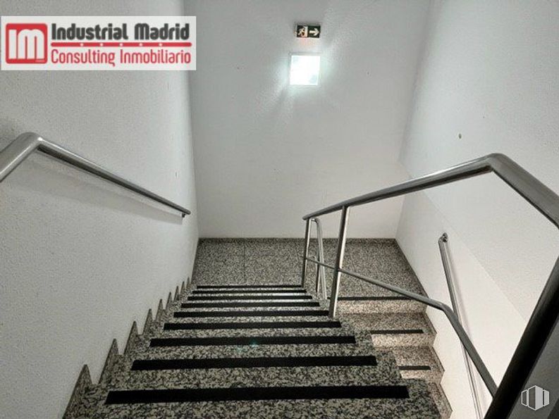 Nave en venta en Polígono Industrial San Fernando, San Fernando de Henares, Madrid, 28830 con escaleras, accesorio, rectángulo, piso, madera, material compuesto, paralelo, pavimento, simetría y pasamano alrededor