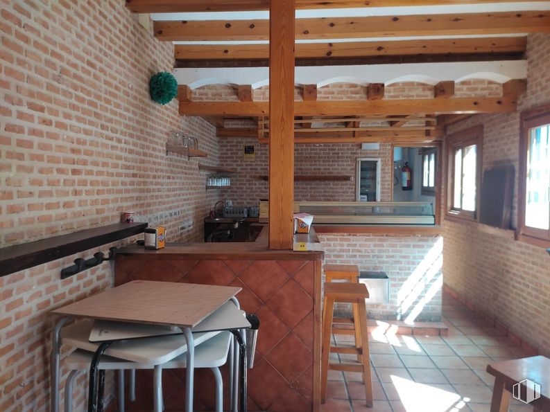 Local en venta en Calle Peña Hoyuela, 2, El Boalo, Madrid, 28413 con taburete, mesa, ventana, mueble, propiedad, edificio, madera, arquitectura, interiorismo y haz alrededor