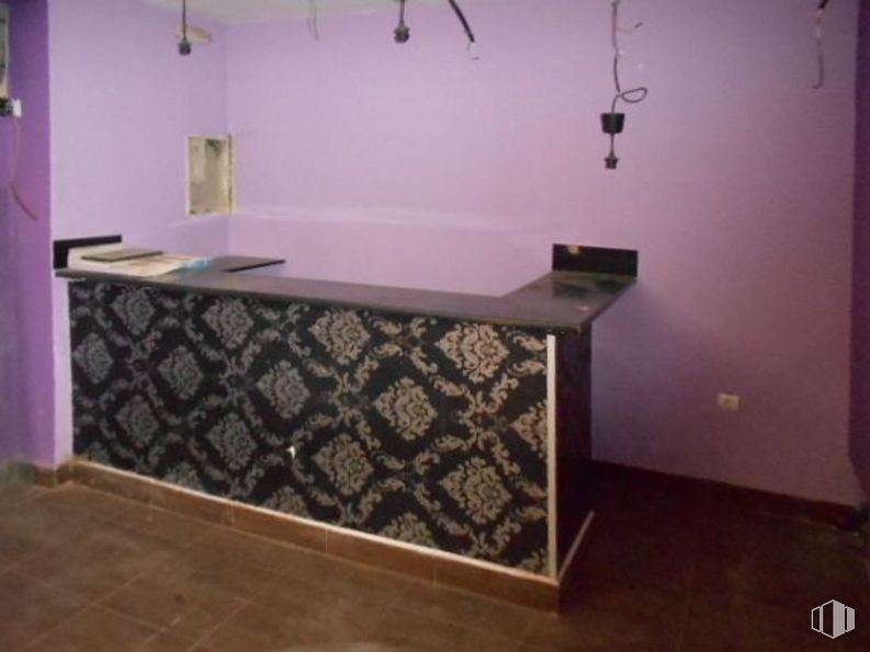 Retail for sale at Calle Virgen de Covadonga, Ávila, 05005 with furniture, property, cabinetry, wood, table, purple, house, flooring, interior design and floor around