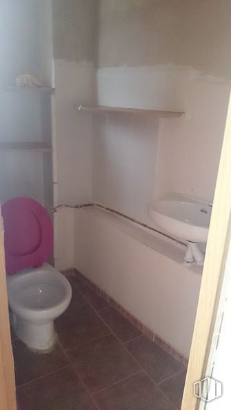 Retail for sale at Calle Ugena, Yuncos, Toledo, 45210 with toilet, sink, furniture, property, toilet seat, bathroom sink, purple, bathroom, plumbing fixture and fixture around