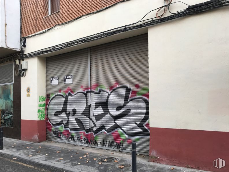 Retail for sale at Calle Marqués de Santillana , 7, Guadalajara, 19002 with architecture, brickwork, brick, paint, graffiti, grey, font, wall, art and neighbourhood around