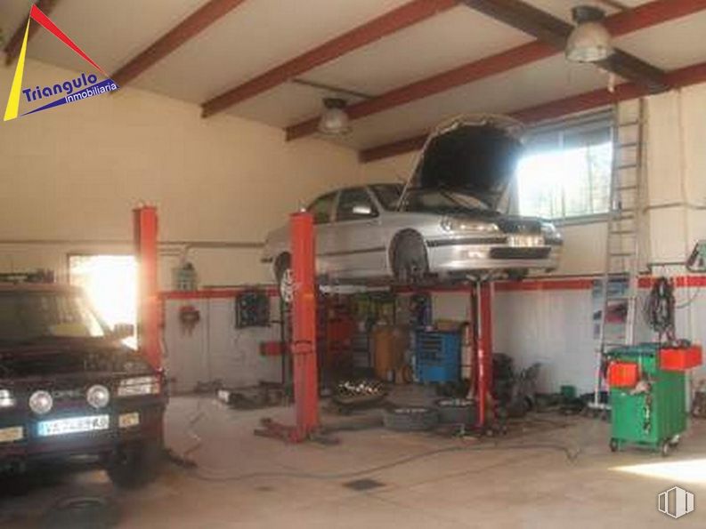 Nave en venta en Zona industrial, Coca, Segovia, 40480 con coche, ventilador de techo, ventana, luz de estacionamiento automotriz, vehículo terrestre, vehículo, neumático, vehículo motorizado, iluminación automotriz y edificio alrededor