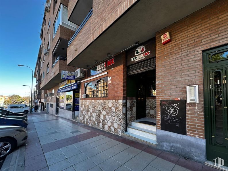 Local en venta en Calle Ruperto Chapí, 8, Alcobendas, Madrid, 28100 con puerta, coche, pared, superficie de la carretera, fachada, zona urbana, ciudad, barrio, calle y material compuesto alrededor