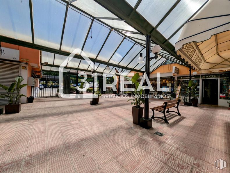 Local en venta en Zona Peñagrande, Fuencarral - El Pardo, Madrid, 28035 con mesa de trabajo, planta, planta de interior, cielo, sombra, maceta, ciudad, ocio, fachada y diseño urbano alrededor