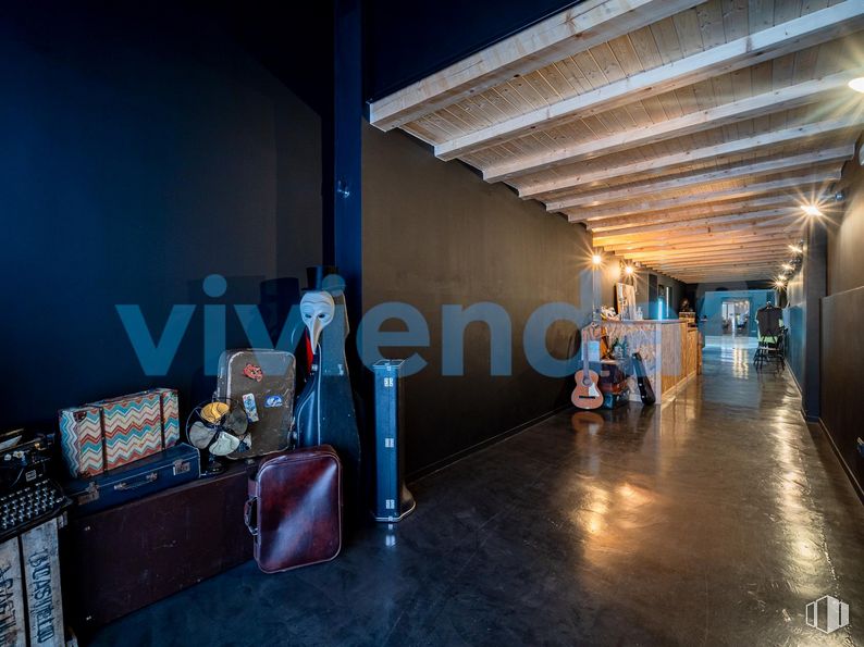 Retail for sale at Calle Rodas, 8, Centro, Madrid, 28005 with luggage & bags, bag, interior design, chair, building, flooring, event, electric blue, city and room around