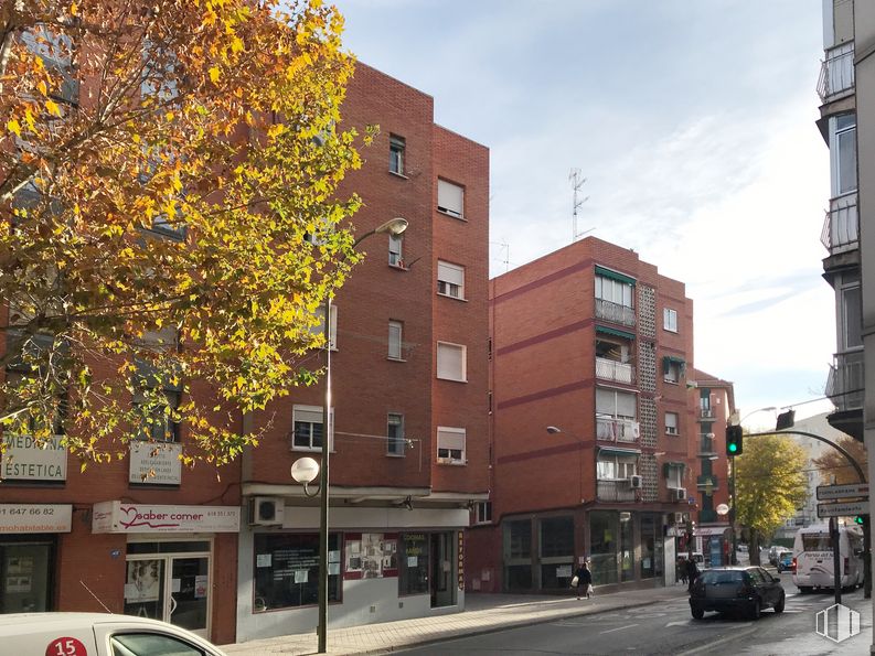 Local en venta en Calle Canarias, 11, Móstoles, Madrid, 28931 con coche, edificio, propiedad, cielo, ventana, nube, infraestructura, vehículo, superficie de carretera y árbol alrededor