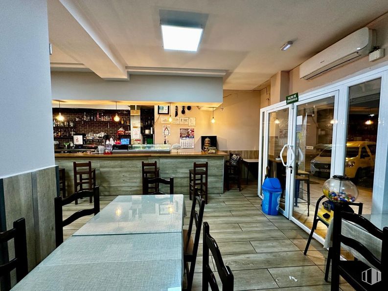 Retail for rent at Calle Mariano Sebastian Izue, Alcobendas, Madrid, 28100 with light fixture, lighting, furniture, table top, flooring, floor, wood, interior design, ceiling and restaurant around