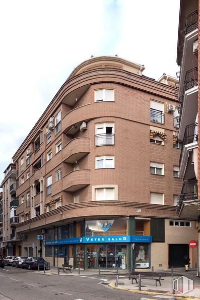 Retail for sale at Paseo Muelle, 14, Talavera de la Reina, Toledo, 45600 with building, sky, cloud, window, architecture, urban design, neighbourhood, residential area, car and wall around