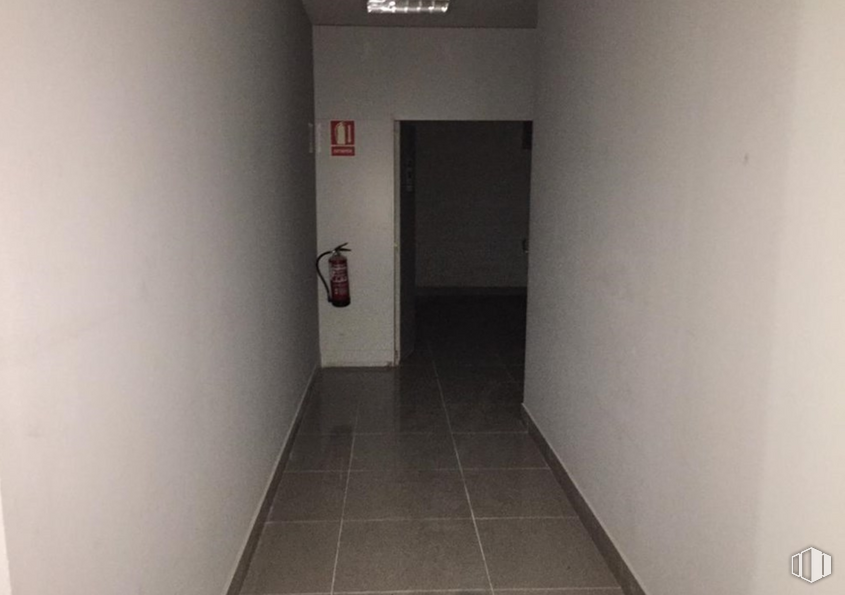 Retail for sale & for rent at Zona Centro, Cuenca, 16002 with door, fixture, floor, wall, flooring, building, hall, composite material, concrete and symmetry around