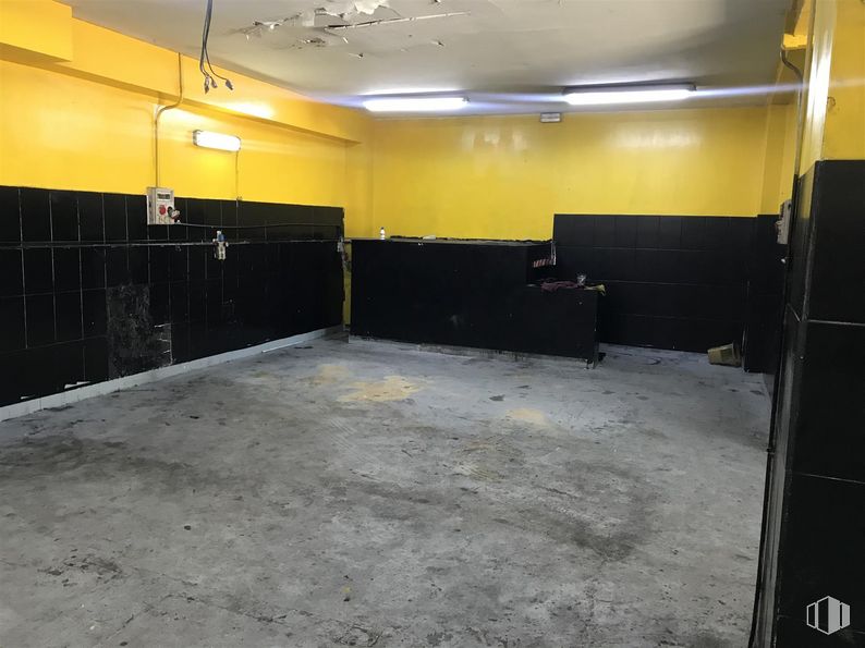 Retail for rent at Calle Jacobinia, 90, Carabanchel, Madrid, 28047 with light fixture, floor, flooring, gas, ceiling, hall, parking, door, room and concrete around