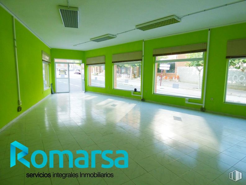 Retail for sale at Calle El Chorrito, El Barraco, Ávila, 00000 with building, window, fixture, interior design, floor, flooring, real estate, glass, house and ceiling around