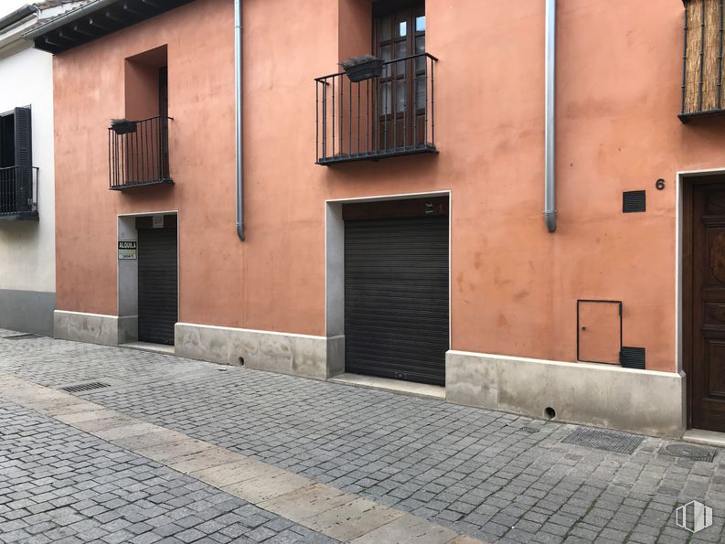 Local en alquiler y venta en Calle Bedel, 6, Alcalá de Henares, Madrid, 28801 con puerta, edificio, ventana, madera, superficie de carretera, asfalto, casa, barrio, suelo y fachada alrededor