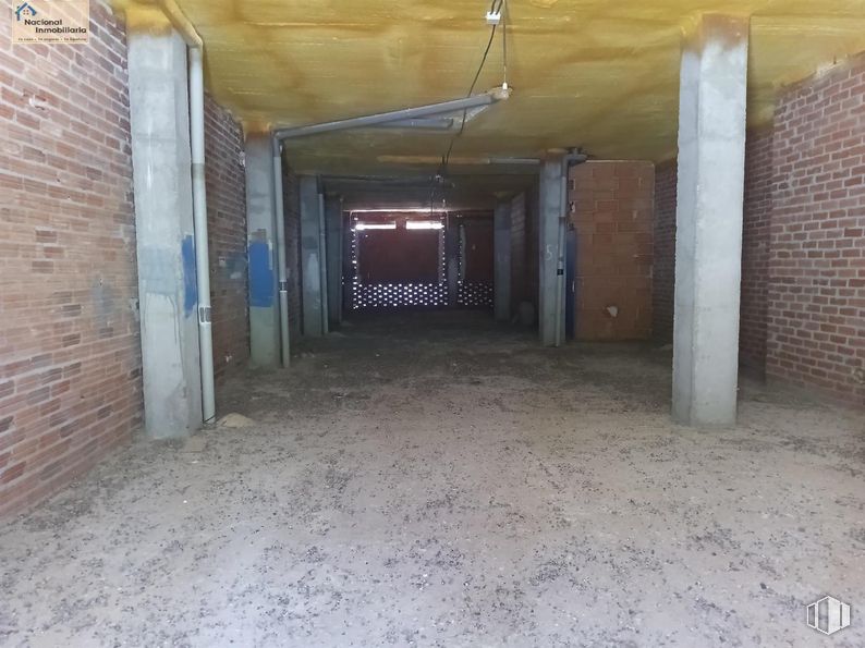 Retail for sale at Calle Camilo José Cela, Cuéllar, Segovia, 40200 with fixture, wood, building material, brick, composite material, ceiling, flooring, concrete, hall and brickwork around