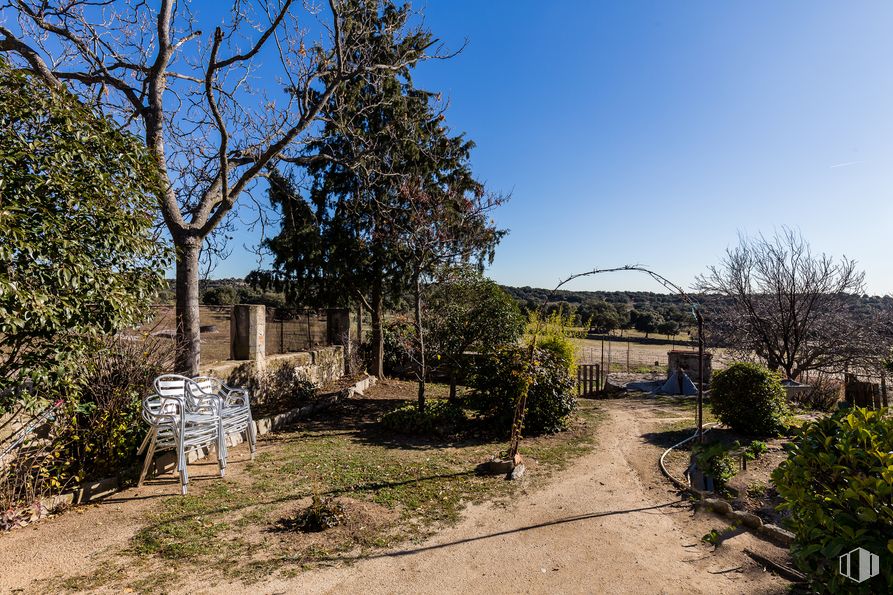 Land for sale at Colmenar del Arroyo, Colmenar del Arroyo, Madrid, 28213 with chair, furniture, plant, sky, plant community, land lot, natural landscape, tree, grass and residential area around