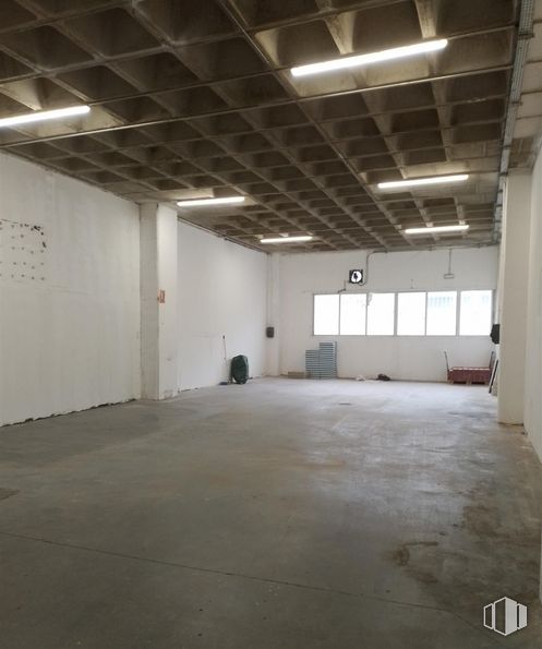 Industrial for rent at Calle Gamonal, Villa de Vallecas, Madrid, 28031 with hall, building, wood, flooring, floor, window, ceiling, hardwood, concrete and house around