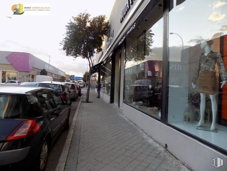 Retail for rent at Calle Manuel Cobo Calleja, Fuenlabrada, Madrid, 28947 with wheel, person, car, bag, luggage & bags, vehicle, sky, tire, automotive design and vehicle registration plate around